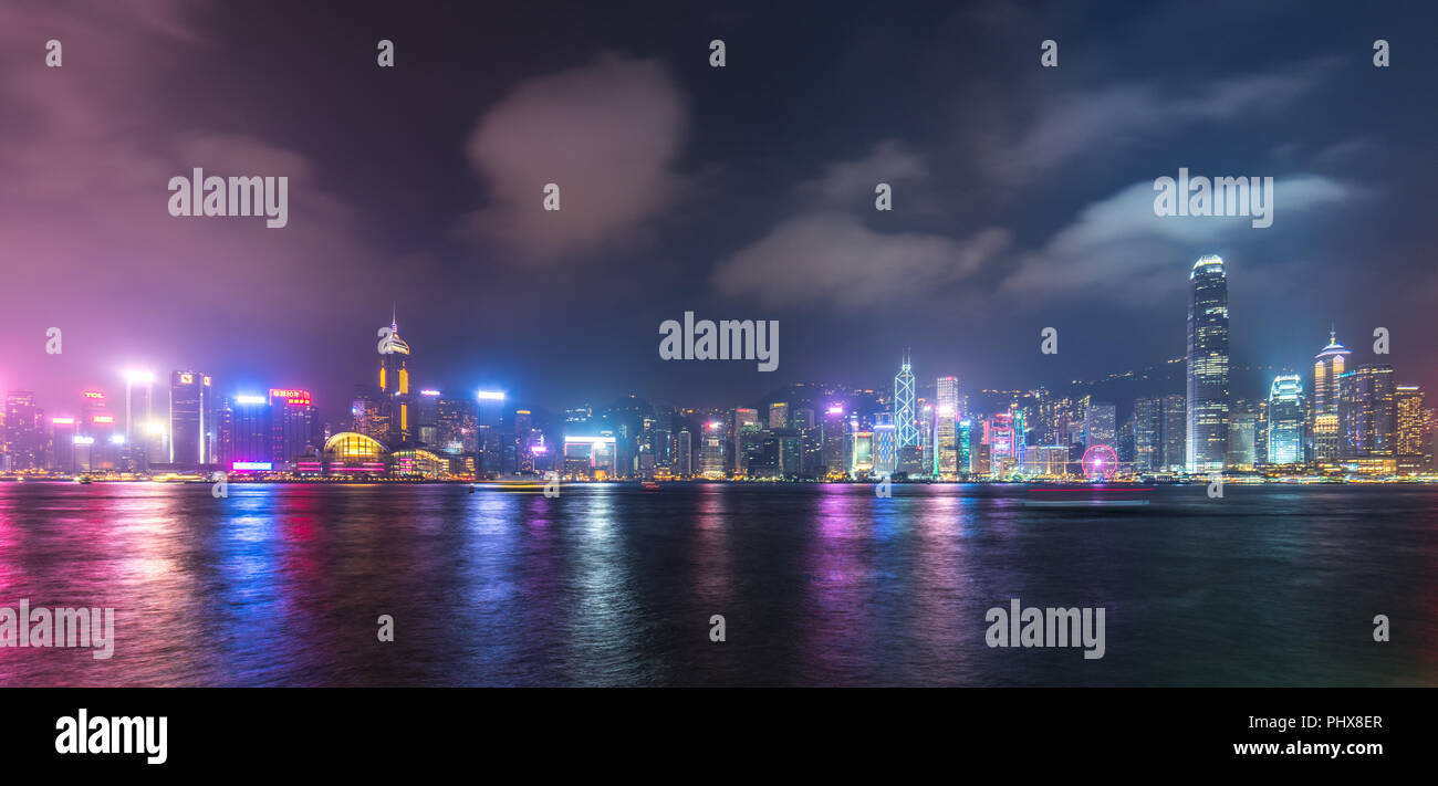 Panoramablick über Hong Kong City Skyline bei Nacht Stockfoto