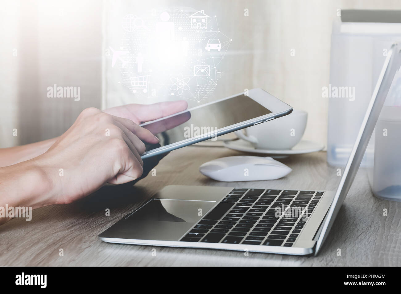 Internet der Dinge Konzept, Mann mit Tablet mit modernen Technologien Business und Technologie Konzept Stockfoto
