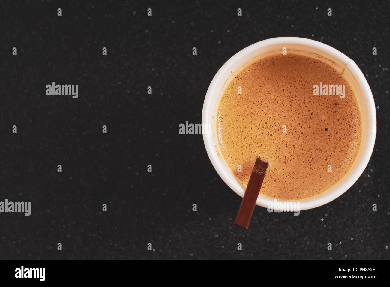Tasse heißen Kaffee im Pappbecher mit cremiger Milch Milchschaum aus der oberen Ansicht Stockfoto