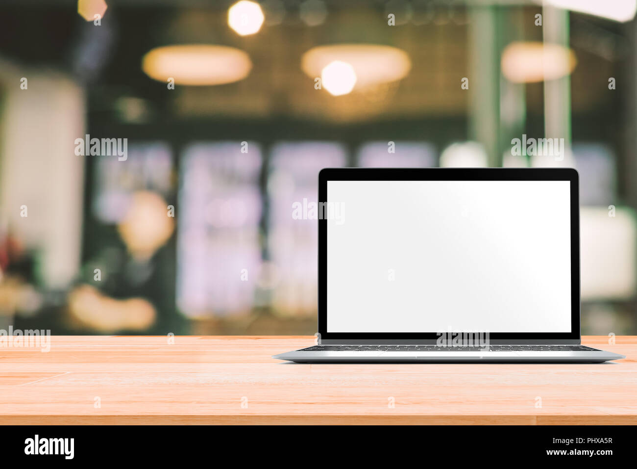 Laptop mit leeren Bildschirm auf weiße Holztisch gelegt in verschwommenen Menschen im Café oder Restaurant für Menü oder Wareneingang vom Computer Stockfoto
