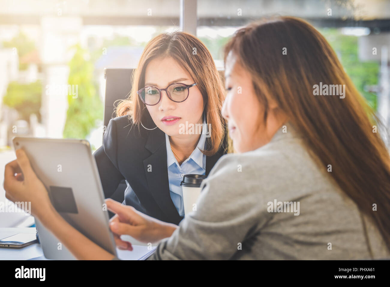 Business Frau Menschen präsentiert Business Planung oder Finanzierung Bericht vom Tablet für junge ceo im Büro Stockfoto