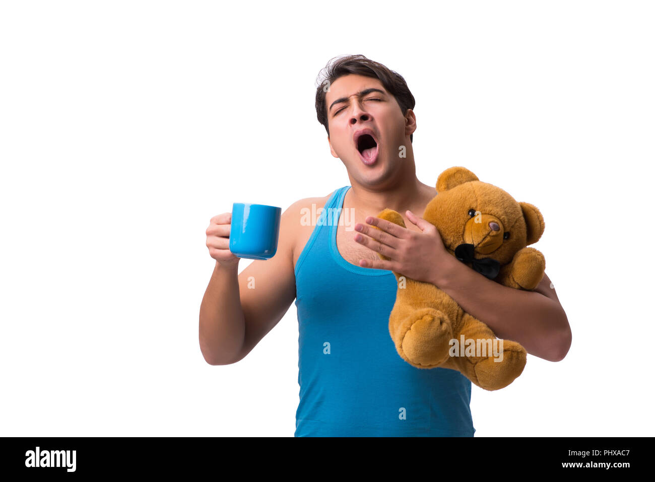 Junger Mann mit Kaffeetasse isoliert auf weißem Stockfoto