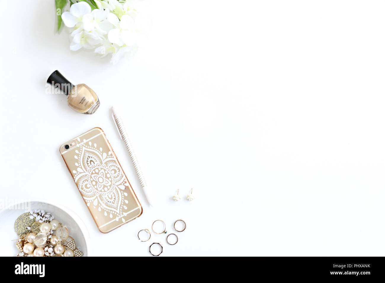 Weiß & Gold Flatlay Schreibtisch sauber Minimalistischen Stockfoto