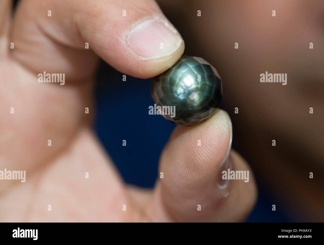 Facettierte Perlen sind Komatsu Schnittfabrik in Kofu Stadt, Yamanashi Präfektur, Japan am 16. Oktober 2012 angezeigt. Das Unternehmen entwickelte eine Welt - der erste t Stockfoto