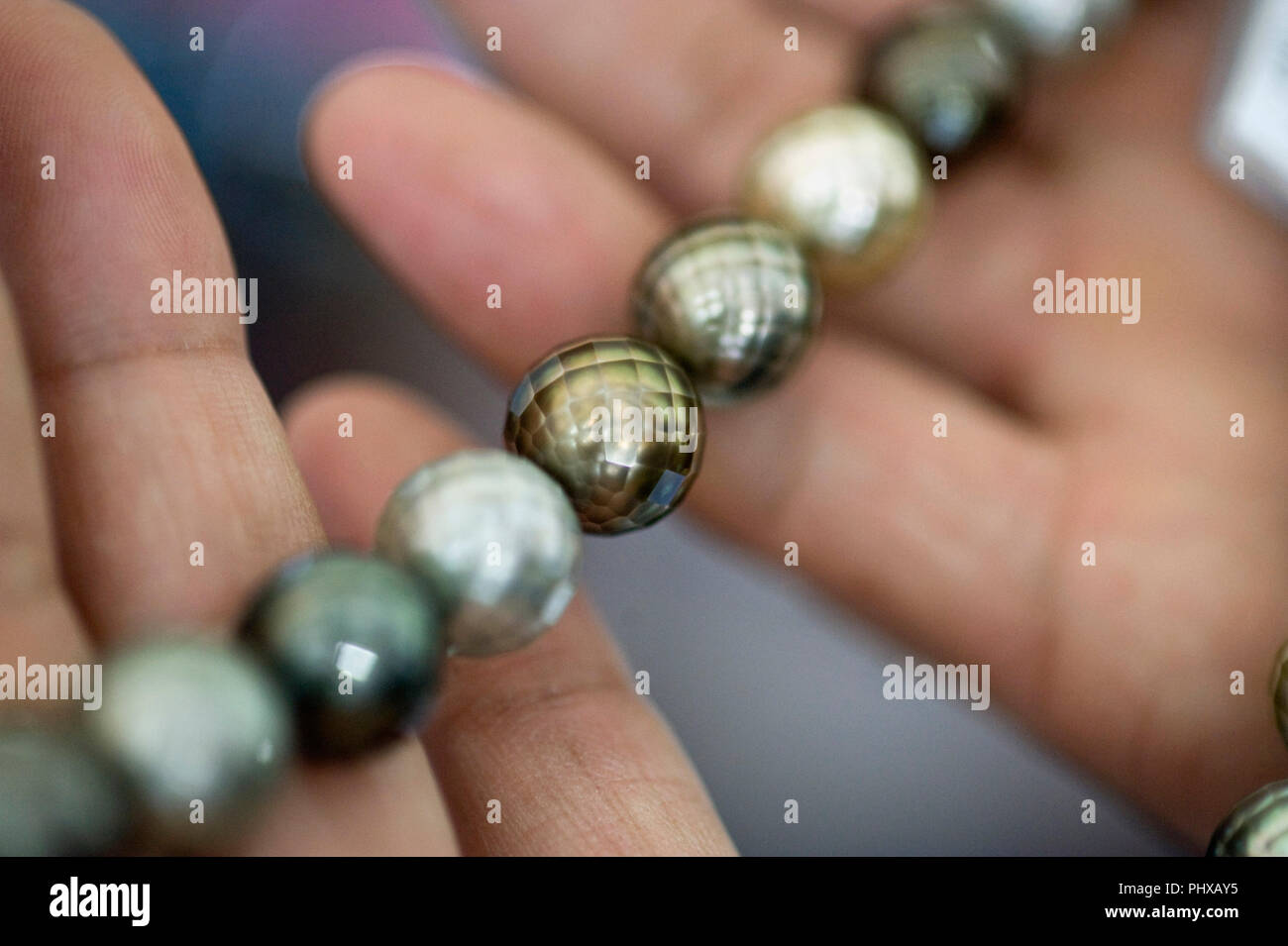 Facettierte Perlen sind Komatsu Schnittfabrik in Kofu Stadt, Yamanashi Präfektur, Japan am 16. Oktober 2012 angezeigt. Das Unternehmen entwickelte eine Welt - der erste t Stockfoto