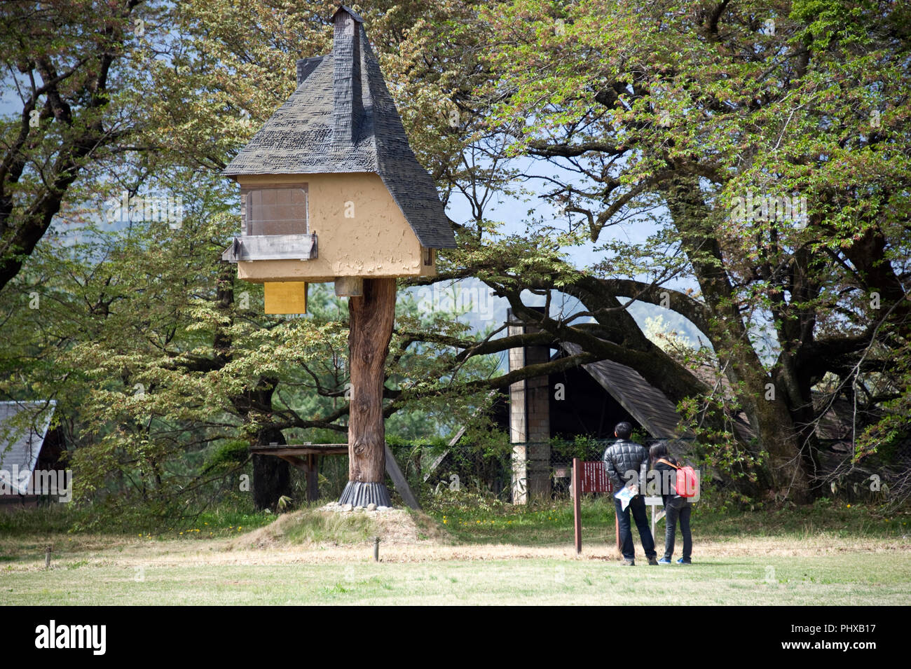 Besucher Blick in die "tetsu" teehaus von Terunobu Fujimori im Gelände der Kiyoharu Kunst Kolonie in Hokuto Stadt, Yamanashi Präfektur auf 02 M Stockfoto