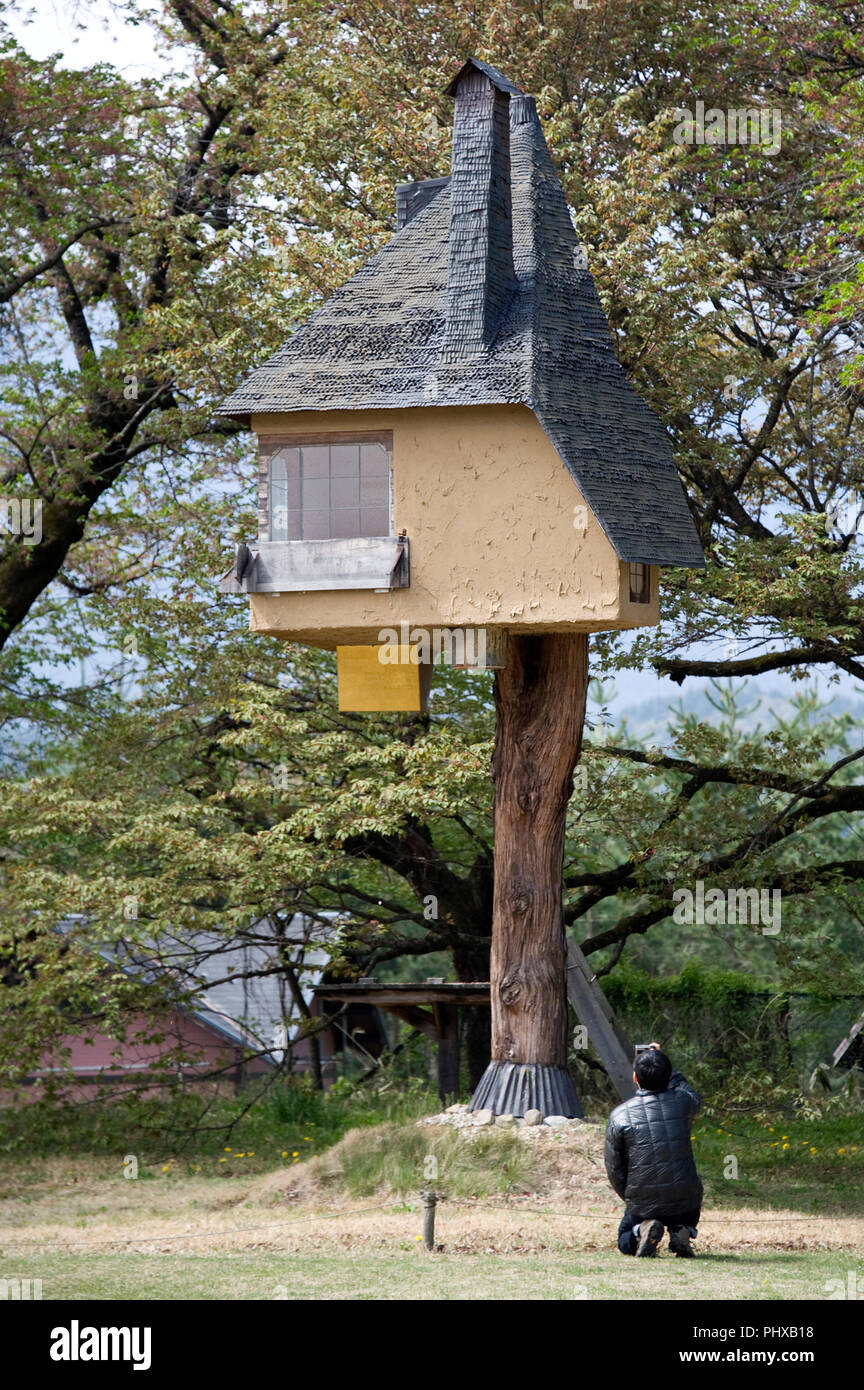 Besucher Blick in die "tetsu" teehaus von Terunobu Fujimori im Gelände der Kiyoharu Kunst Kolonie in Hokuto Stadt, Yamanashi Präfektur auf 02 M Stockfoto