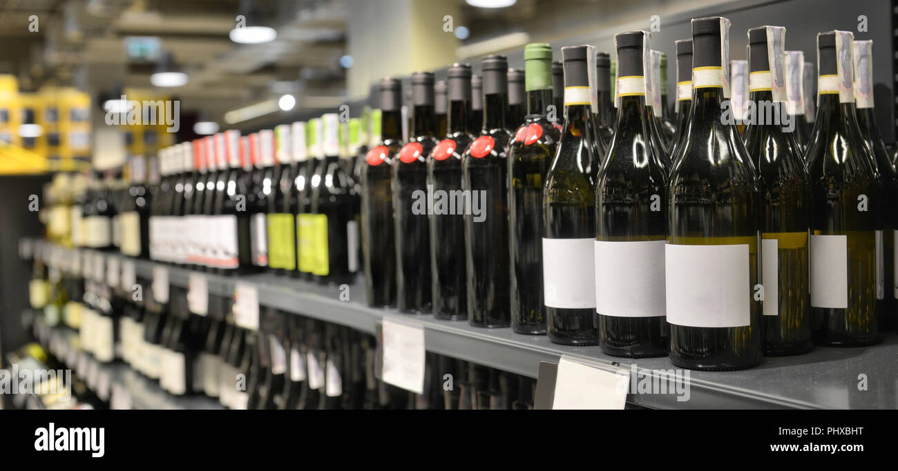 Rot- und Weißweine in Flaschen im Wein-shop Stockfoto