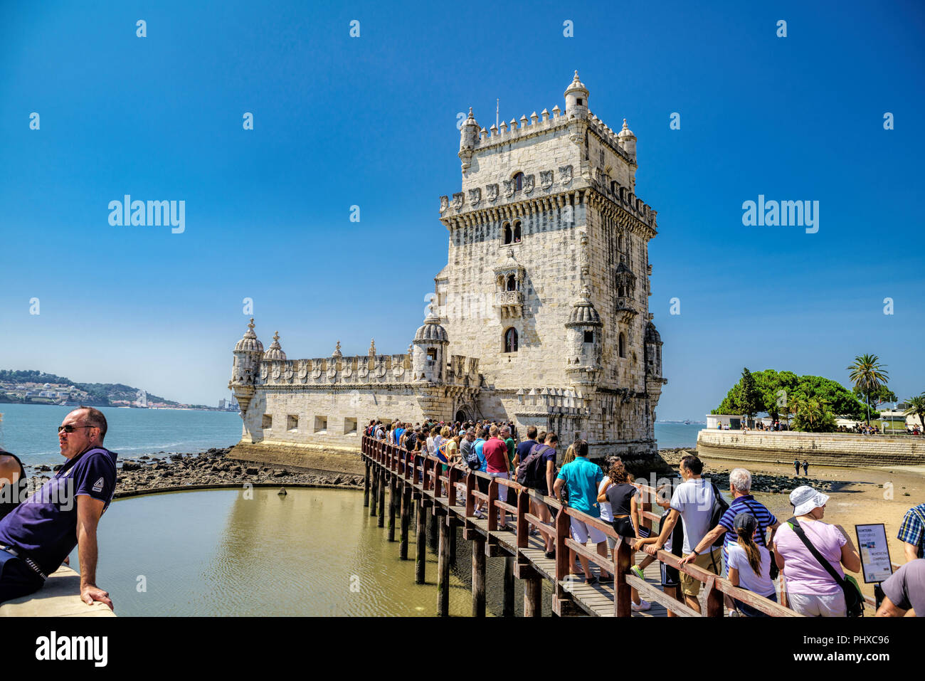 Die Menschen in der Schlange der Torre de Belém eingeben. Torre de Belem ist ein wehrturm am Anfang des XVII Jahrhunderts gebaut. Stockfoto