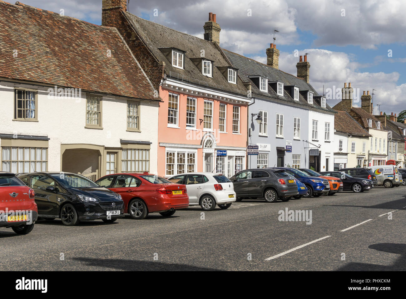 Kimbolton High Street, Cambridgeshire, UK, die breite Hauptstraße durch den kleinen Markt Stadt hat geparkte Autos und eine Mischung aus Läden und Häuser Stockfoto