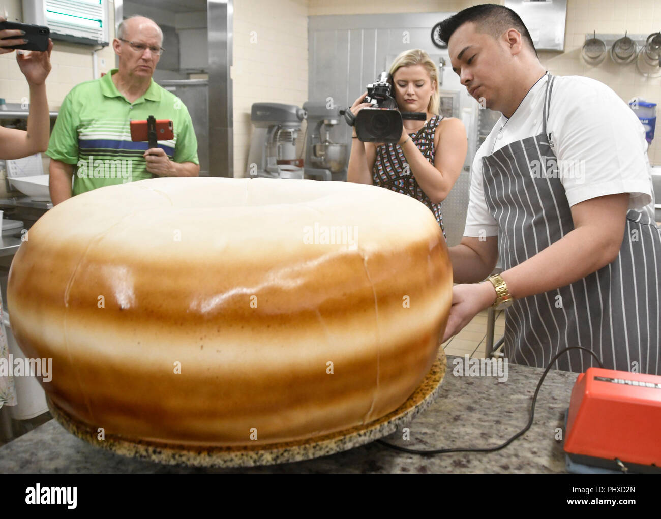 Palm Desert, Kalifornien, USA. 2. September 2018. JW Marriott Executive Pastry Chef Dominique Valenzuela, als er dos den letzten Schliff auf einem 100 Pfund raspberry jelly Donut im JW Marriott Desert Springs in Palm Desert während der 1 Jahre Jubiläum der Herstellung der 100 Pfund raspberry Jelly donut Sonntag. Die Herstellung der 100 lbs Donut bestehen aus 2 Tage zu machen. 100 lbs Donut = 530 kleine Donuts, 1, 00.000 Kalorien. Credit: ZUMA Press, Inc./Alamy leben Nachrichten Stockfoto