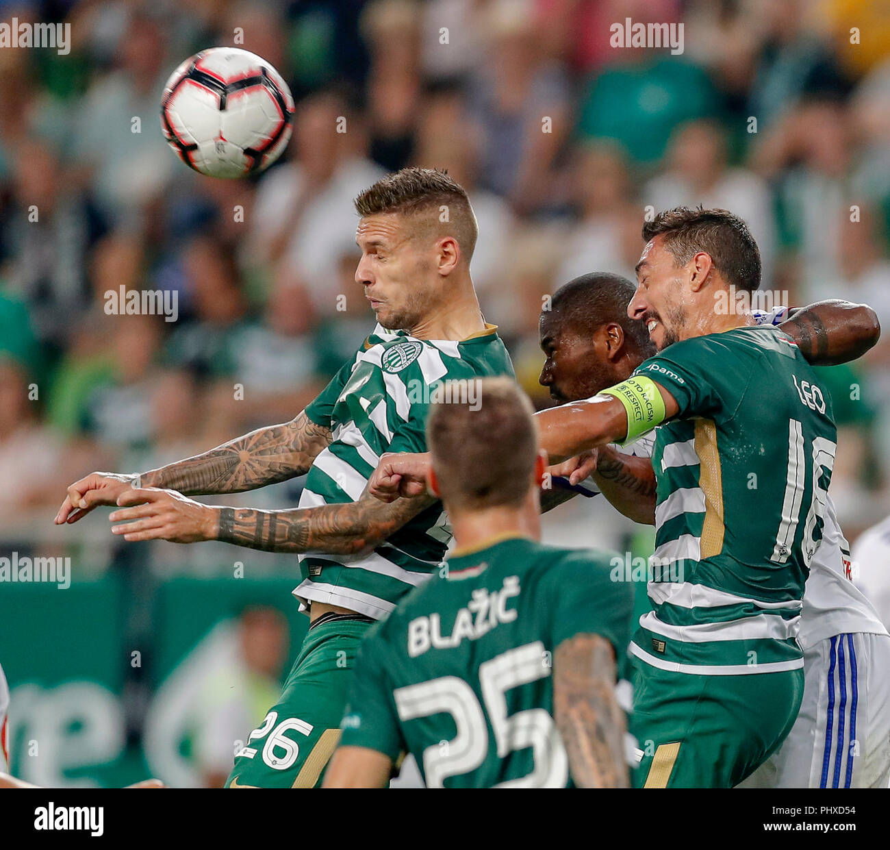 Budapest, Ungarn. 2. September 2018. (L - r) Marcel Heister von Ferencvarosi TC Schlachten für den Ball in der Luft mit Paulo Vinicius von MOL Vidi FC und Leandro De Almeida 'Leo' des Ferencvarosi TC während die ungarische OTP Bank Liga Match zwischen Ferencvarosi TC und MOL Vidi FC am Groupama Arena am 2. September 2018 in Budapest, Ungarn. Credit: Laszlo Szirtesi/Alamy leben Nachrichten Stockfoto