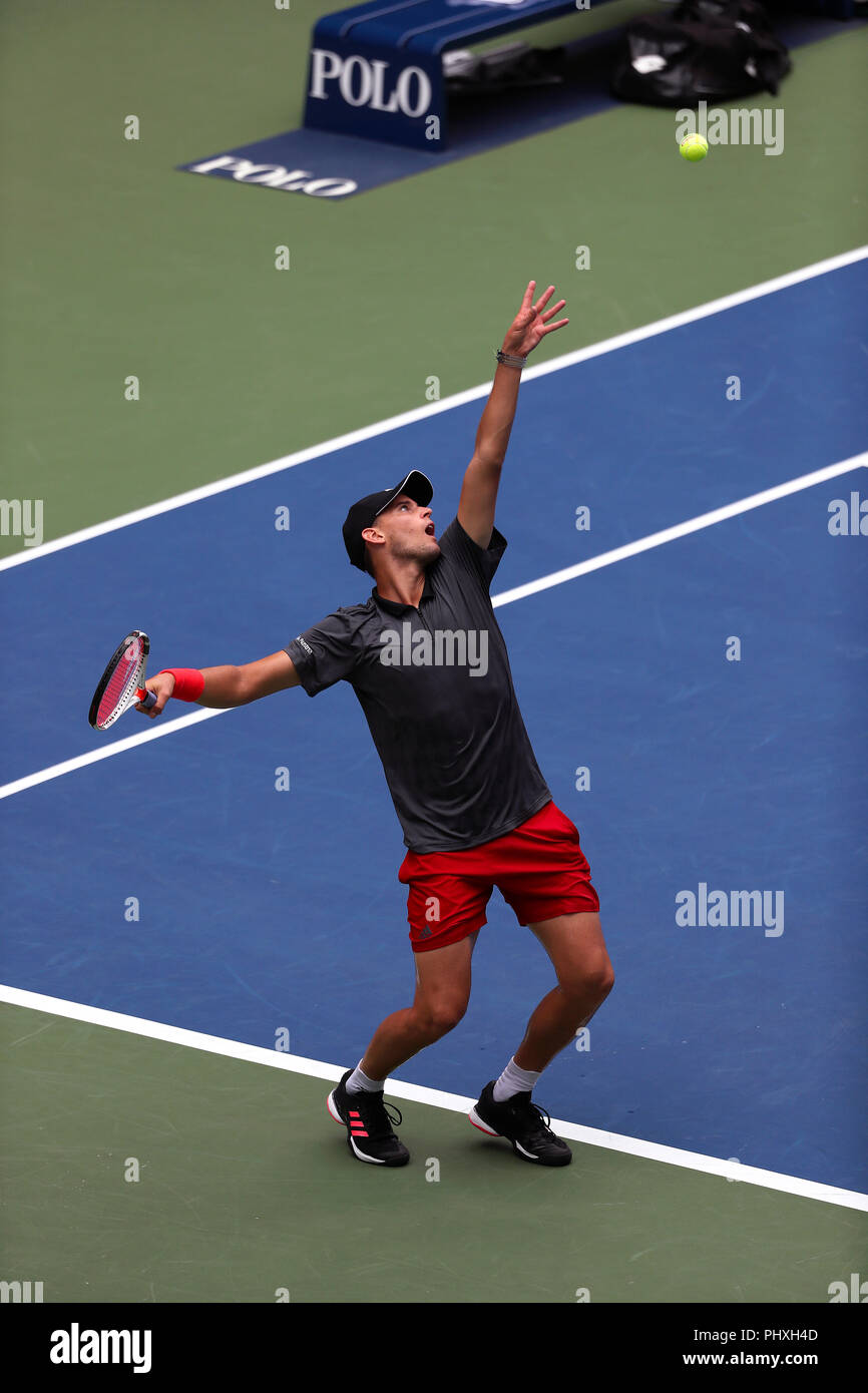 New York, Vereinigte Staaten. 02 Sep, 2018. Flushing Meadows, New York - September 2, 2018: US Open Tennis: Anzahl 9 Samen, Dominic Thiem von Österreich in Aktion gegen Kevin Anderson aus Südafrika während der vierten Runde bei den US Open in Flushing Meadows, New York. Thiem gewann in zwei Sätzen. Quelle: Adam Stoltman/Alamy leben Nachrichten Stockfoto