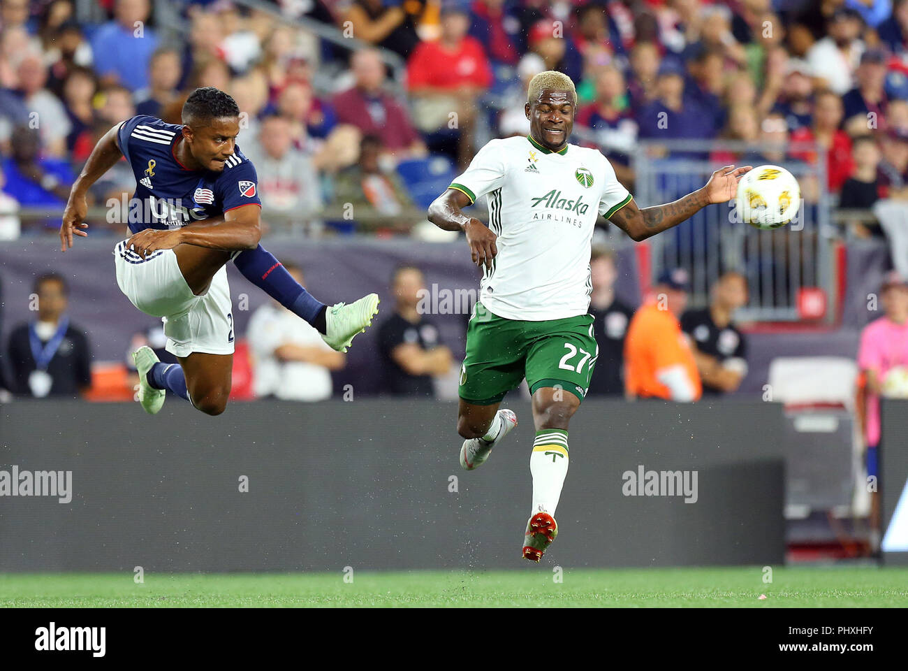 September 1, 2018; Foxborough, MA, USA; New England Revolution Verteidiger Michael Mancienne (28) und Portland Timbers vorwärts Dairon Asprilla (27) in einem MLS-Match zwischen Portland Timbers und New England Revolution am Gillette Stadium. Das Spiel wurde zu einem abgehobenen Betrag 1-1 gespielt. Anthony Nesmith/CSM Stockfoto