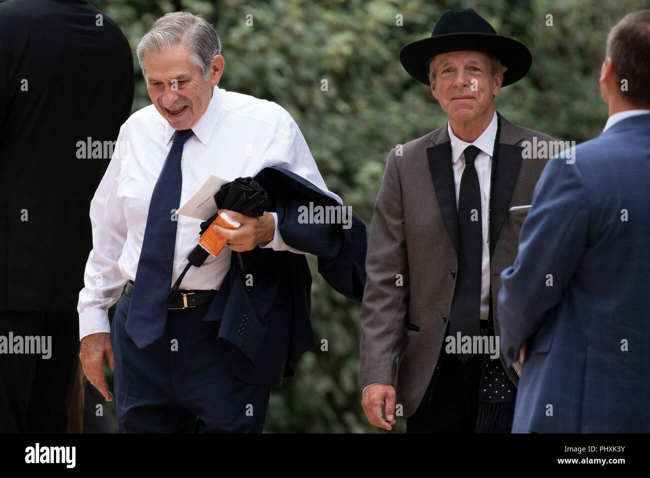 Mark Mckinnon, rechts, und Paul Wolfowitz, ehemaliger stellvertretender Verteidigungsminister, Links, für die Trauerfeier für verstorbenen US-Senator John McCain (Republikaner aus Arizona) an der Washington National Cathedral in Washington, DC am 1. September 2018 kommen. Credit: Alex Edelman/CNP | Verwendung weltweit Stockfoto