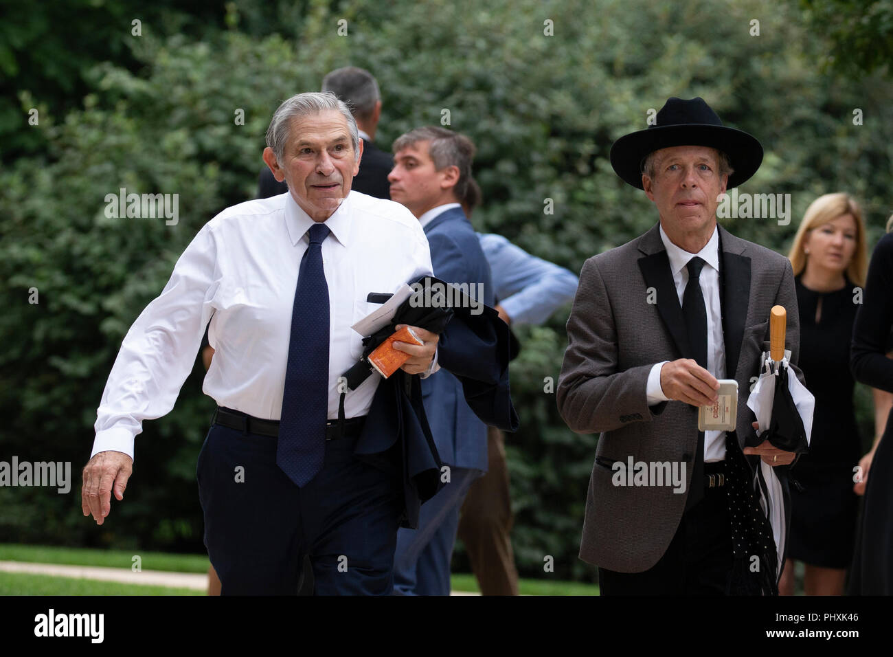 Mark Mckinnon, rechts, und Paul Wolfowitz, ehemaliger stellvertretender Verteidigungsminister, Links, für die Trauerfeier für verstorbenen US-Senator John McCain (Republikaner aus Arizona) an der Washington National Cathedral in Washington, DC am 1. September 2018 kommen. Credit: Alex Edelman/CNP | Verwendung weltweit Stockfoto