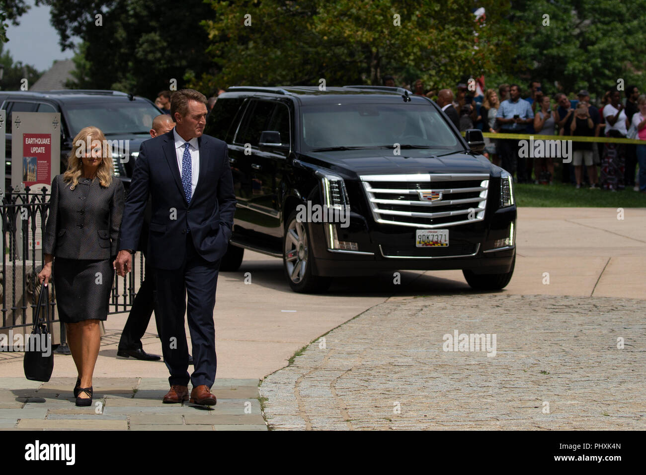 Washington, Vereinigte Staaten von Amerika. 01 Sep, 2018. United States Senator Jeff Flake (Republikaner von Arizona) und seine Frau Cheryl zusehen, wie ein Leichenwagen tragen den Sarg des verstorbenen US-Senator John McCain (Republikaner aus Arizona) fährt nach einer Trauerfeier in der Washington National Cathedral in Washington, DC am 1. September 2018. Credit: Alex Edelman/CNP | Verwendung der weltweiten Kredit: dpa/Alamy leben Nachrichten Stockfoto