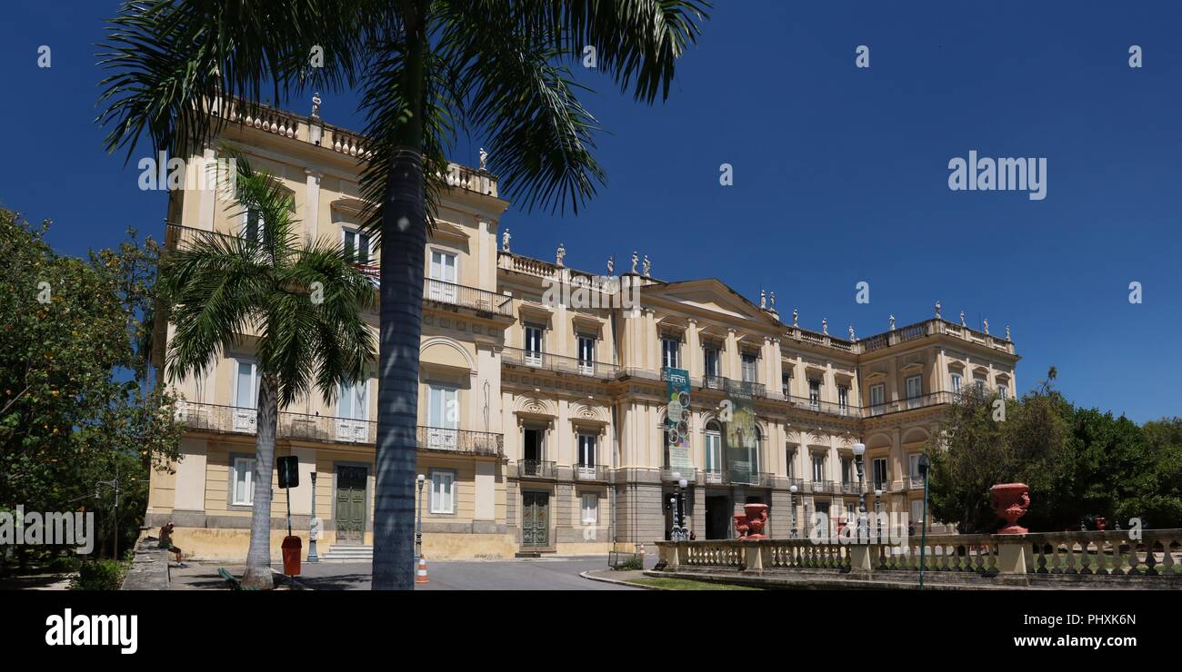 Datei BILDER: Rio de Janeiro, Brasilien. Dezember 2017. Brasiliens National Museum, das landesweit älteste wissenschaftliche Einrichtung und einer von Amerikas wichtigsten naturhistorischen Museen, wurde vollständig durch Feuer heute zerstört, 2. September 2018. Dieses Foto ist von Dezember 2017. Credit: Maria Adelaide Silva/Alamy leben Nachrichten Stockfoto