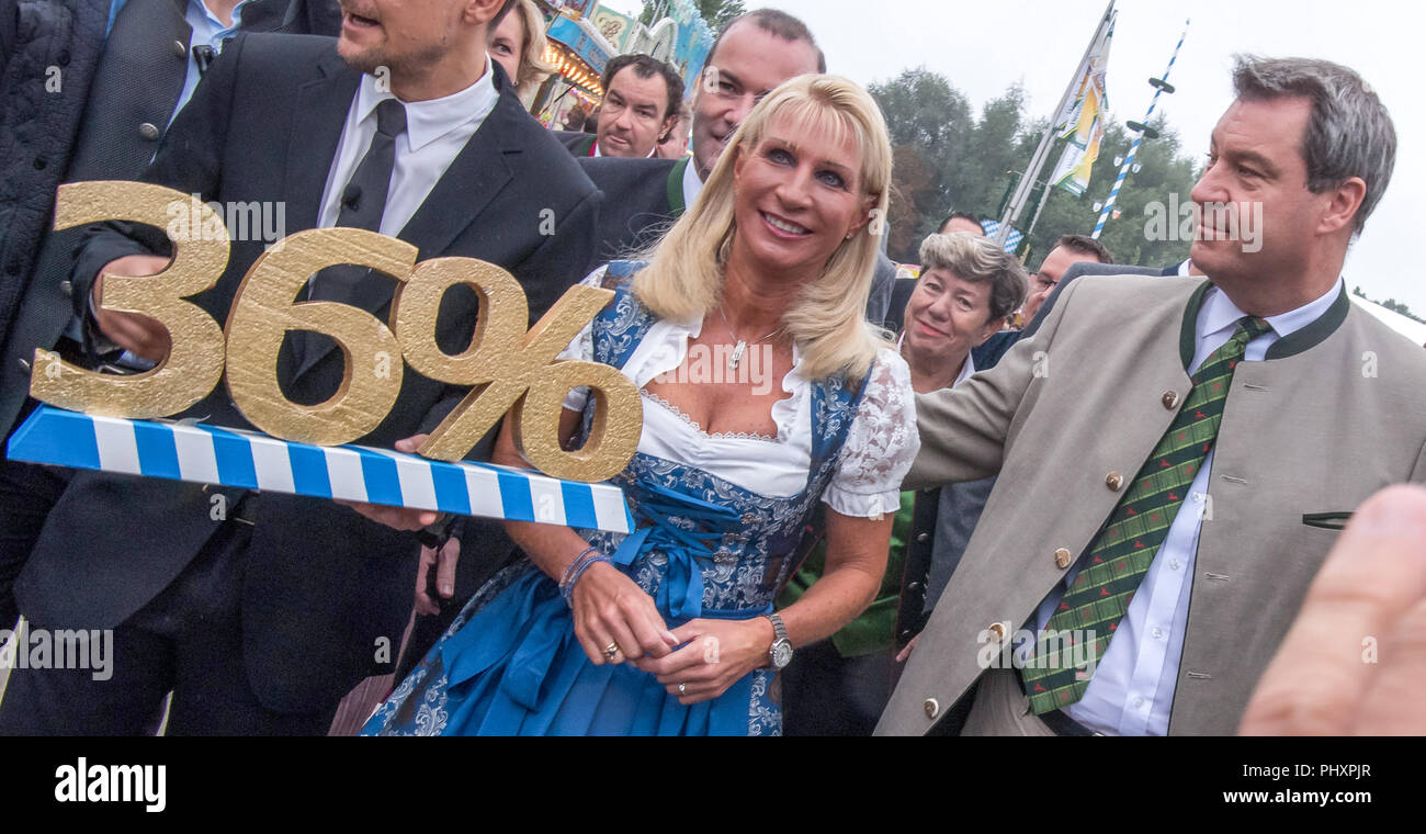 03.09.2018, Bayern, Abensberg: Markus Söder (CSU), Ministerpräsident von Bayern, Spaziergänge durch das Festival Zelt mit seiner Frau Karin während der politischen Frühschoppen am Gillamoos Folk Festival. Söder ein goldenes "36 Prozent", die Teil einer satirischen TV-Programm übergeben werden. Der Gillamoos ist einer der größten und ältesten Volksfeste in Niederbayern und traditionell bietet einen politischen Austausch zwischen den Parteien. Foto: Peter Kneffel/dpa Stockfoto