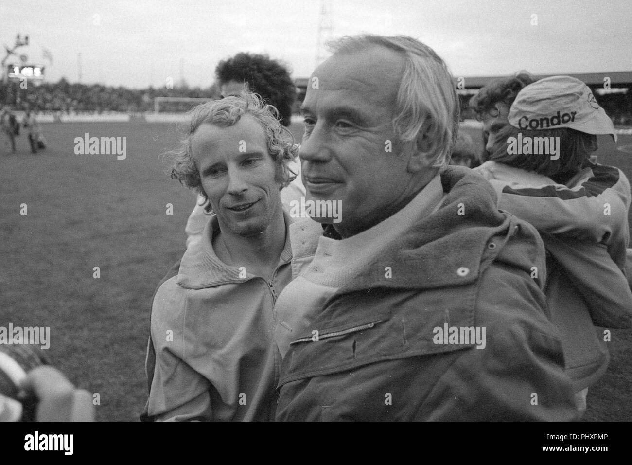 Enschede, Niederlande. 20 Aug, 2018. Berti Vogts umarmt Trainer Hennes Weisweiler, Querformat. Fußball UEFA-Cup Twente Enschede - Borussia Mönchengladbach 1:5 21.05.1975, DFL Verordnung verbietet die Verwendung von Fotografien als Bildsequenzen und/oder quasi-video € | Nutzung der weltweiten Kredit: dpa/Alamy leben Nachrichten Stockfoto