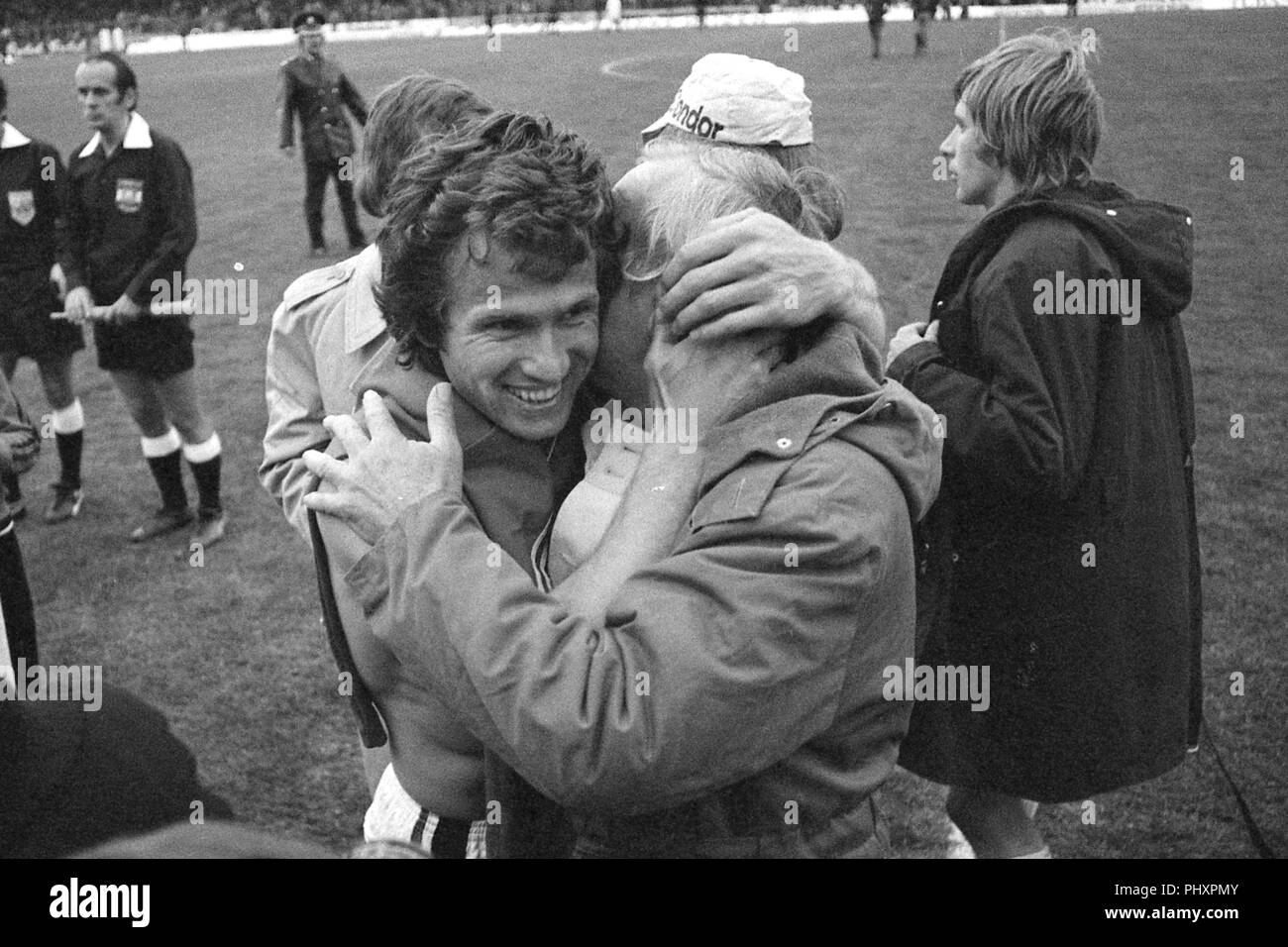 Enschede, Niederlande. 20 Aug, 2018. Jupp Heynckes umarmt Trainer Hennes Weisweiler, Querformat. Fußball UEFA-Cup Twente Enschede - Borussia Mönchengladbach 1:5 21.05.1975, DFL Verordnung verbietet die Verwendung von Fotografien als Bildsequenzen und/oder quasi-video € | Nutzung der weltweiten Kredit: dpa/Alamy leben Nachrichten Stockfoto