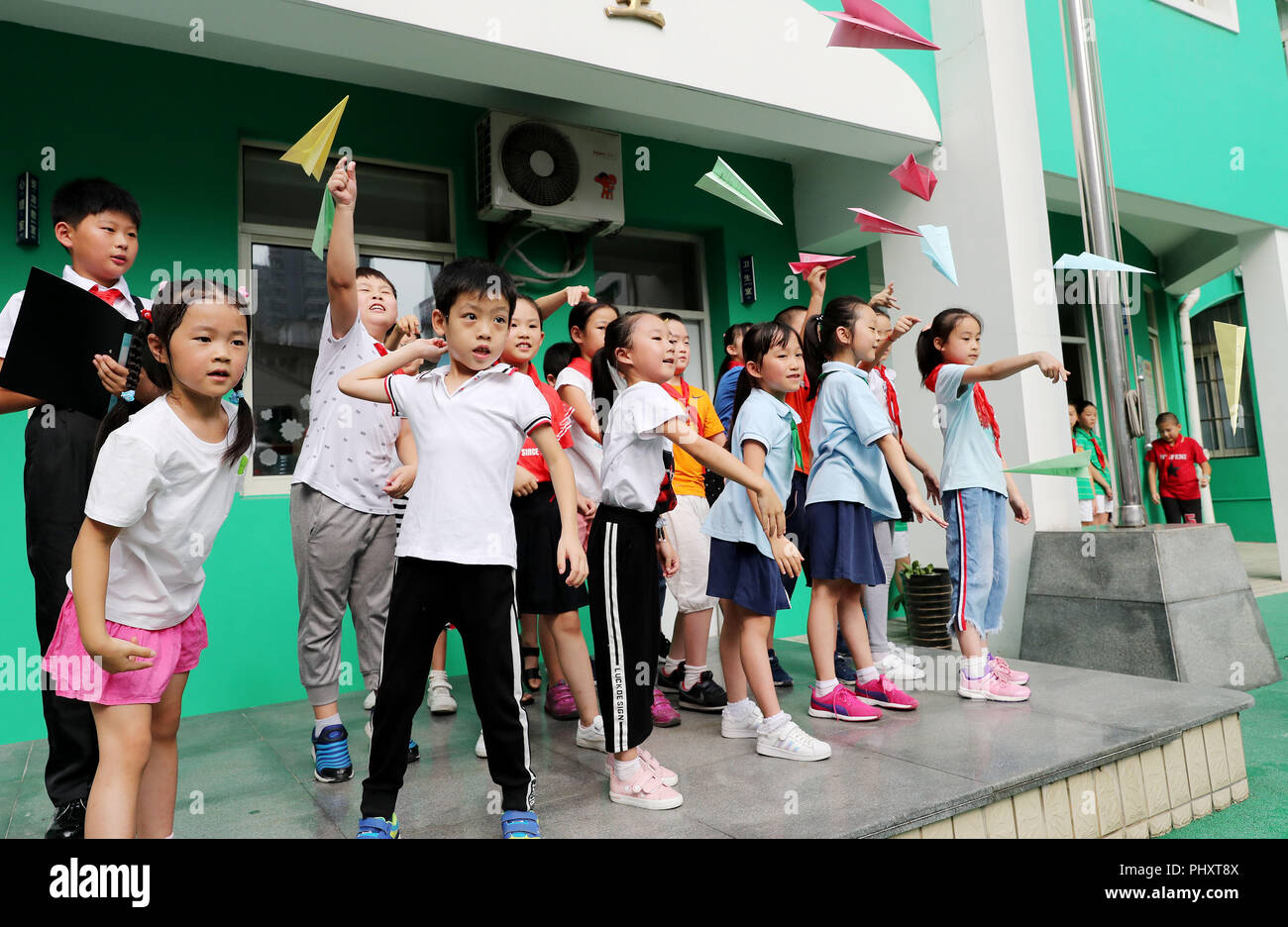 Shanghai, China. 3. Sep 2018. Studenten Fly Paper Planes an einer Schule in Shanghai, China, Sept. 3, 2018. Schulen im ganzen Land verschiedene Aktivitäten für Schüler bereiten das neue Semester zu begrüßen. Credit: Fang Zhe/Xinhua/Alamy leben Nachrichten Stockfoto