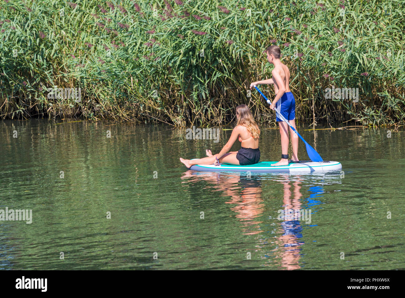 Tuckton, Bournemouth, Dorset, Großbritannien. September 2018, 3rd. Wetter in Großbritannien: Schöner, warmer, sonniger Tag, an dem Besucher den Fluss Stour in Tuckton entlang schlendern. Junges Paar Paddleboarding Paddleboarding auf Paddleboard Paddleboard Paddleboarder Paddleboarder Paddleboarder. Quelle: Carolyn Jenkins/Alamy Live News Stockfoto