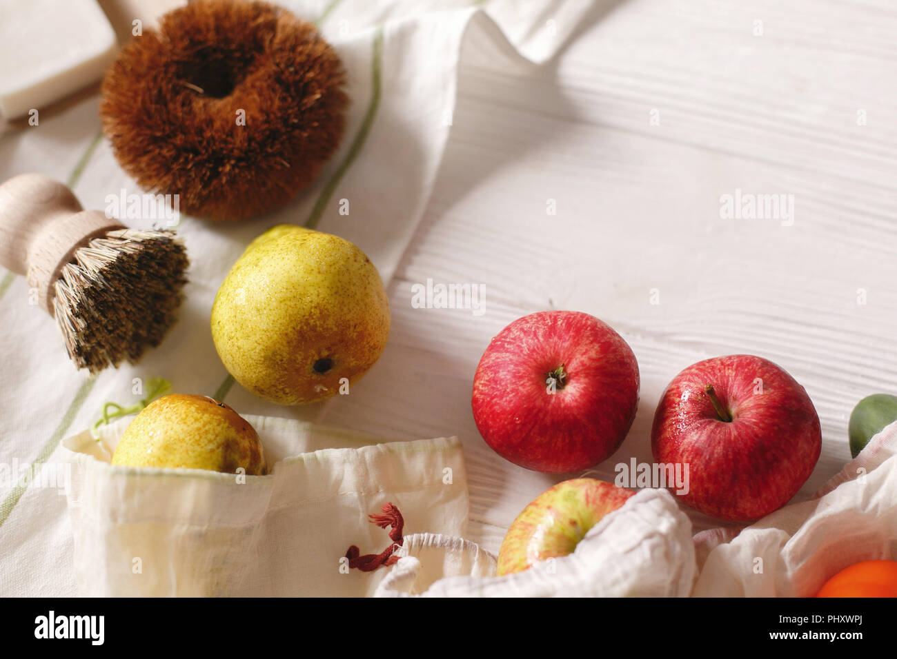 Eco Natural Tüten mit Obst und Kokos Seife und Pinsel, Umweltfreundlich. nachhaltiger Lebensstil Konzept. Null Abfall Lebensmittel einkaufen. Kunststoff freie Einzelteile. Stockfoto