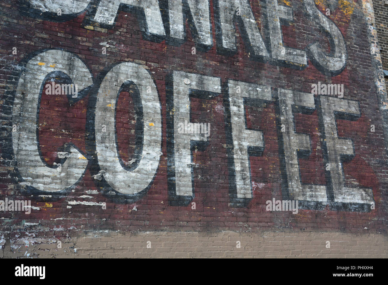 Ein 20er Ära ghost Zeichen für Bankes Coffee Store ist an der Wand bei einem benachbarten Gebäude ist in Chicago zerrissen offenbart. Stockfoto