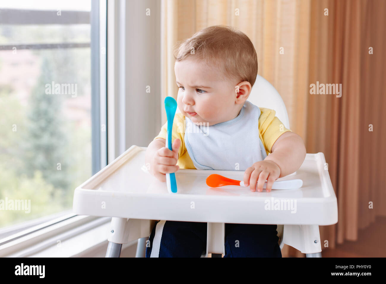 Portrait Von Cute Adorable Kaukasier Kind Junge Sitzt Im Hochstuhl