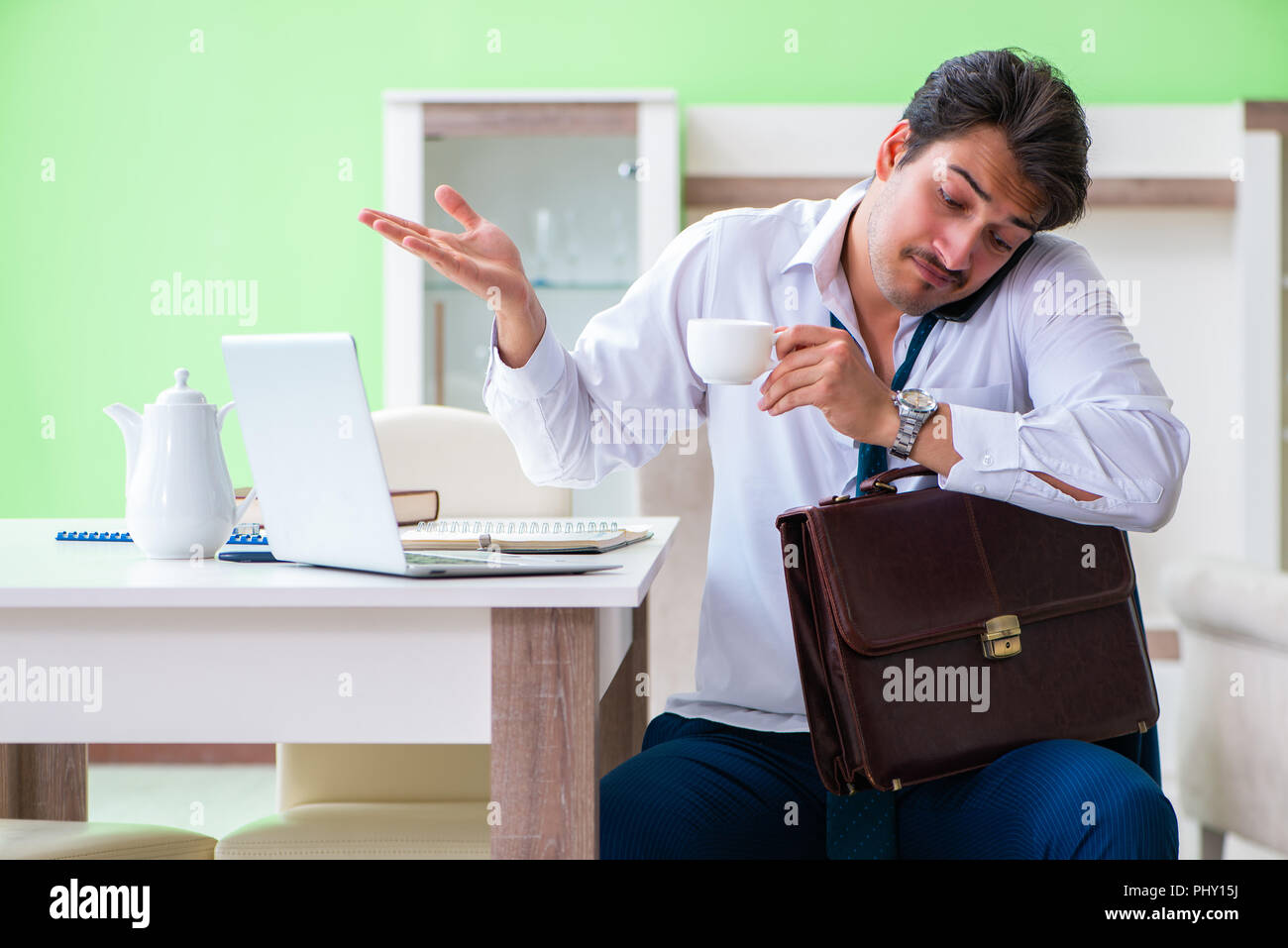 Mann verkleiden und zu spät zur Arbeit Stockfoto