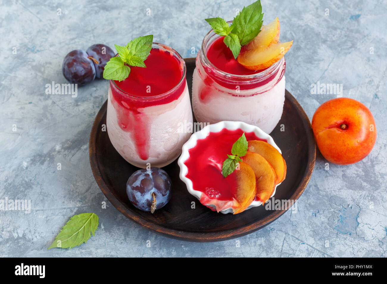 Handwerkliche pflaume Eis mit Fruchtsauce und Minze. Stockfoto