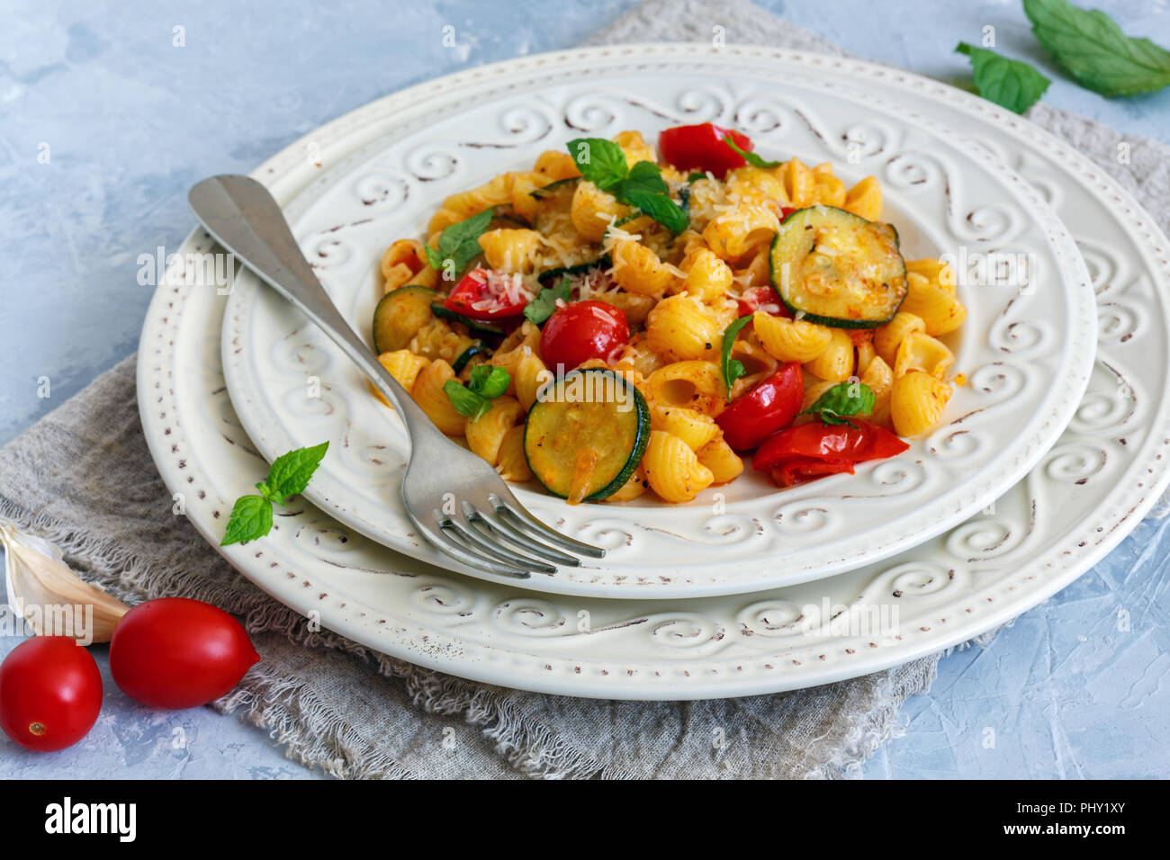 Nudeln mit Zucchini und Tomaten. Stockfoto