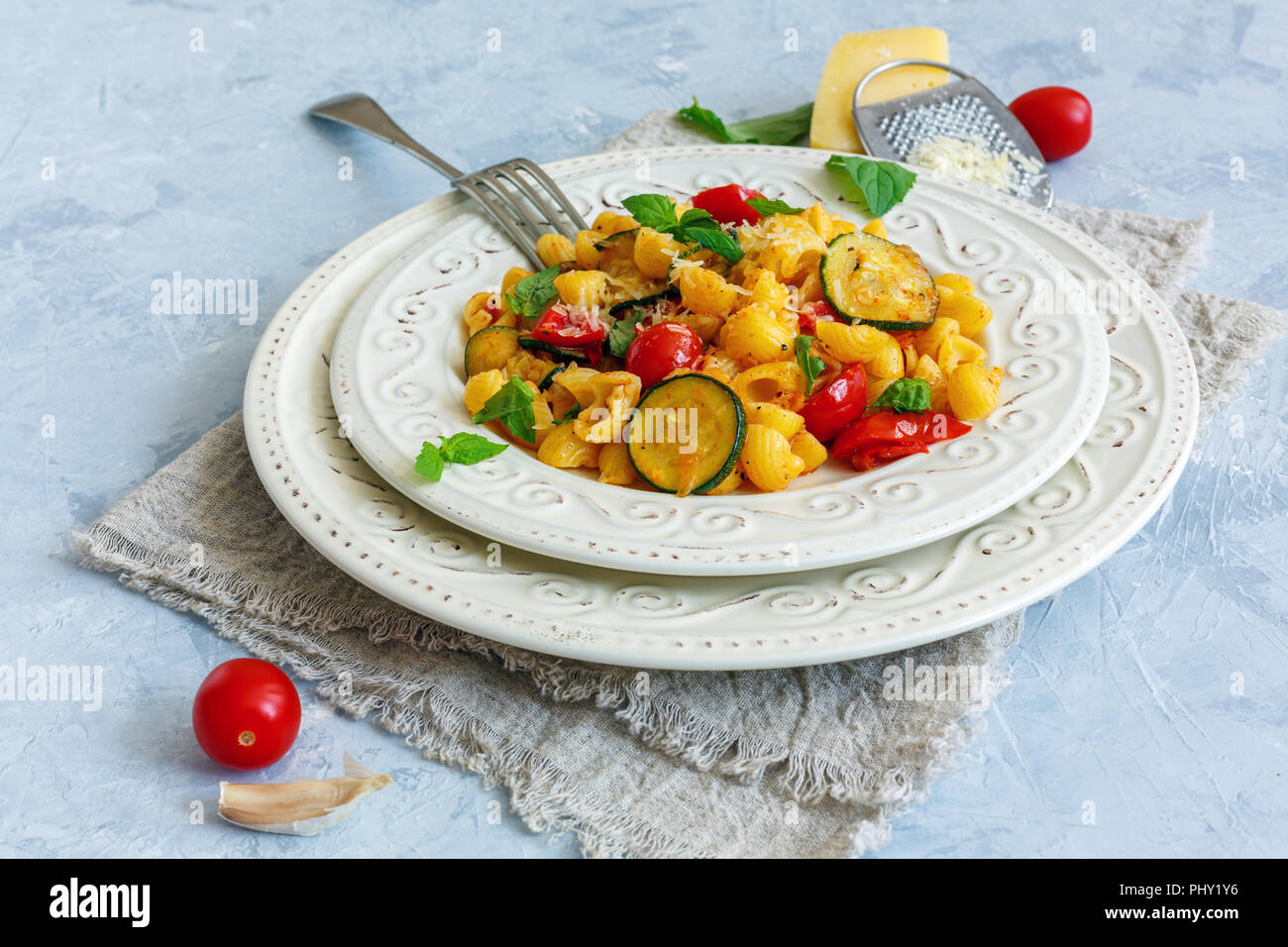 Traditionelle italienische Pasta mit Tomaten und Zucchini. Stockfoto