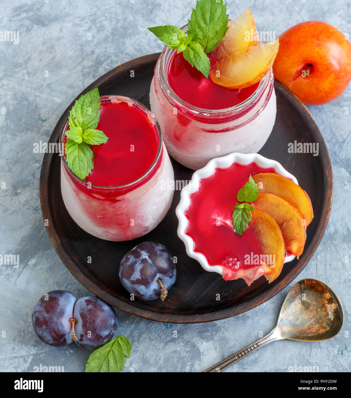 Handwerkliche pflaume Eis mit Fruchtsauce und Minze. Stockfoto