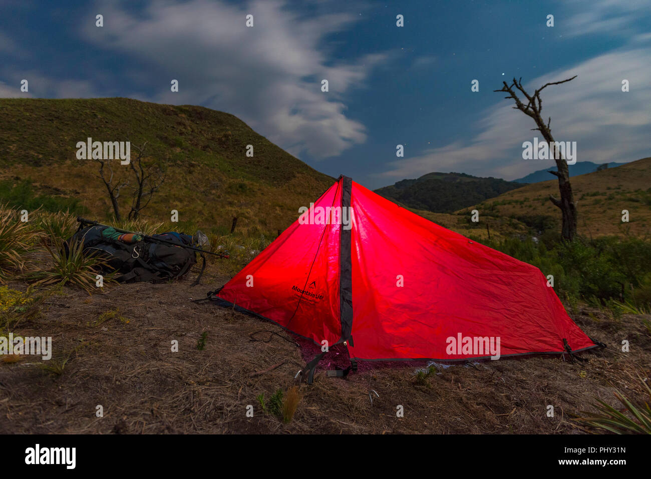 Ein Wanderzelt in einem Wald bei Nacht auf dem Turaco Trail, Simbabwe gesehen. Stockfoto