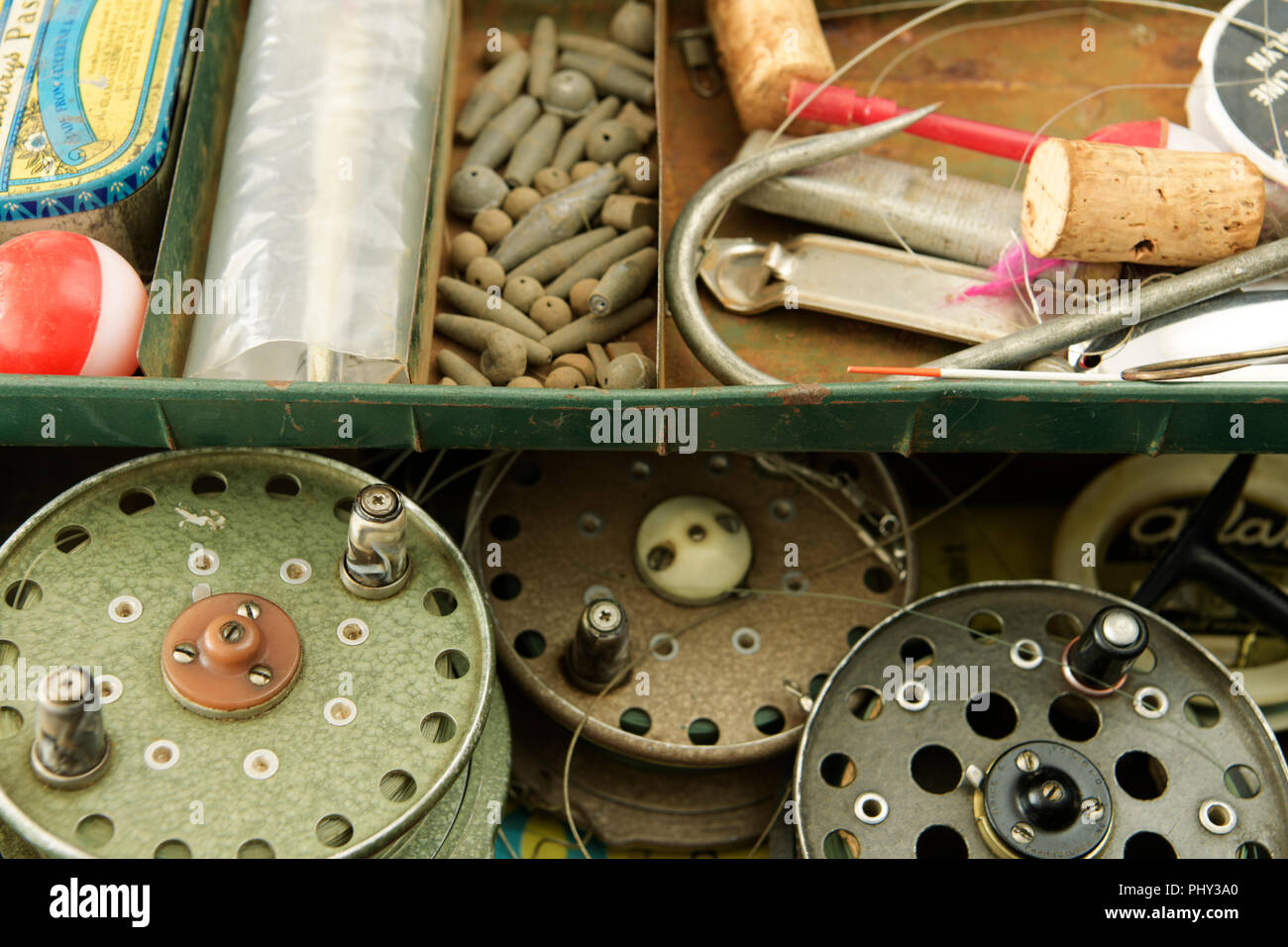 Nahaufnahme, Detail, Rollen, Gewichte, Schwimmer, interessante vintage  Angelausrüstung, verwitterte angehen, der alte Fischer, Ausrüstung, Angeln  Stockfotografie - Alamy