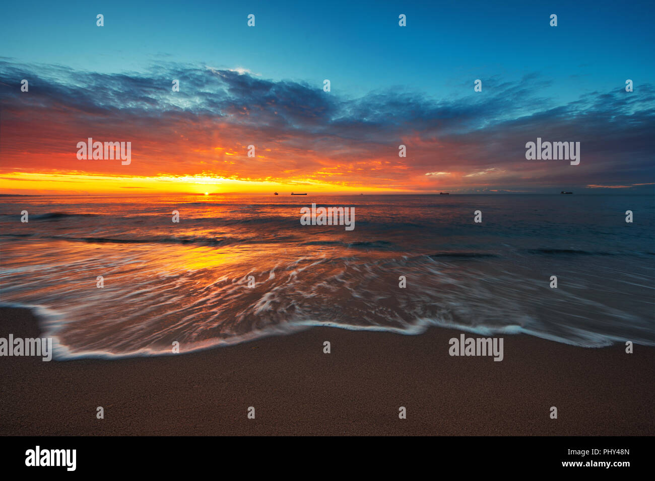 Schönen Sonnenaufgang und große Frachtschiffe Segeln im Schwarzen Meer gegen Sonne und Strand. Stockfoto