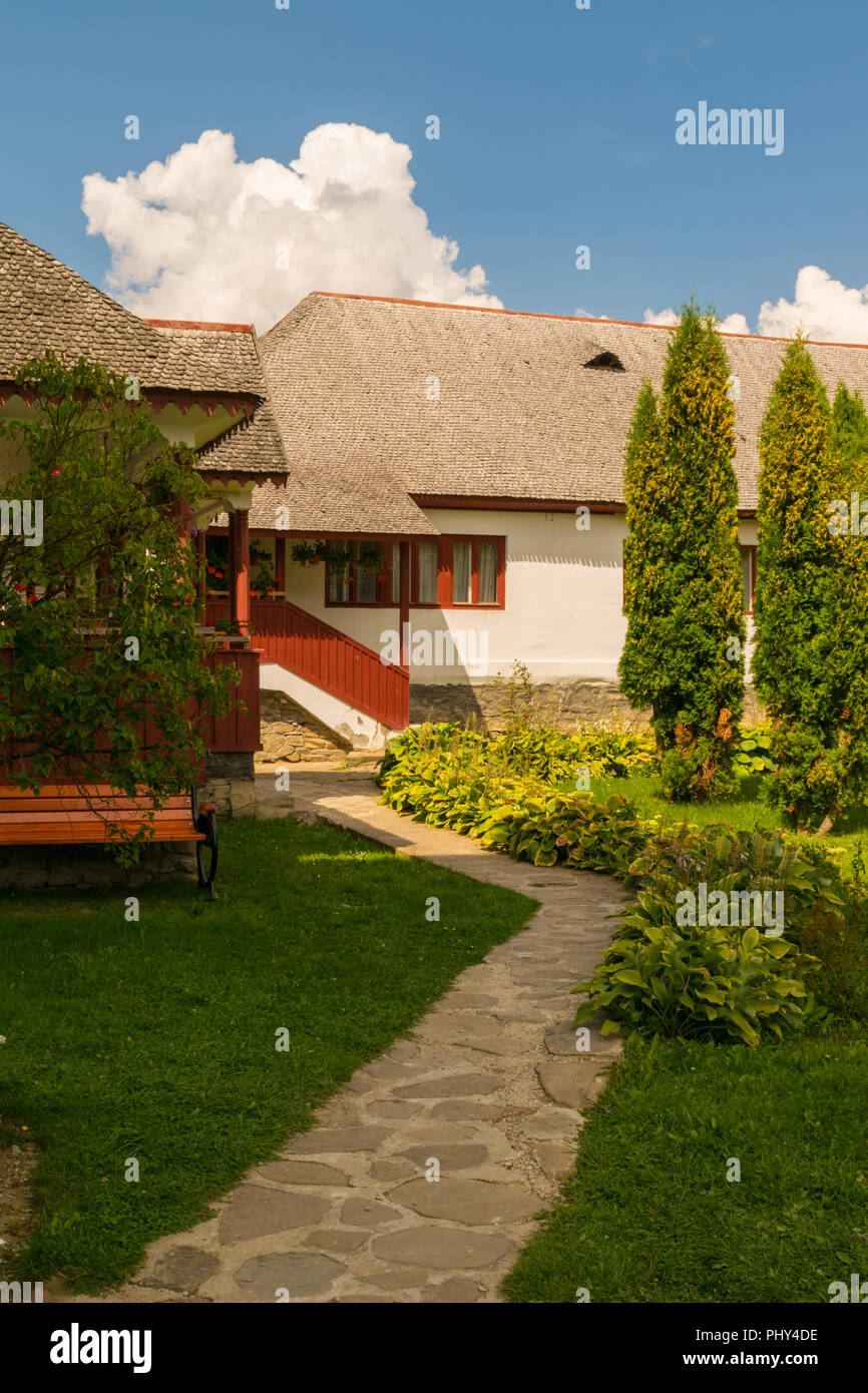 Rock platte Pflaster Gasse in Garten Gebäude zu Haus Stockfoto