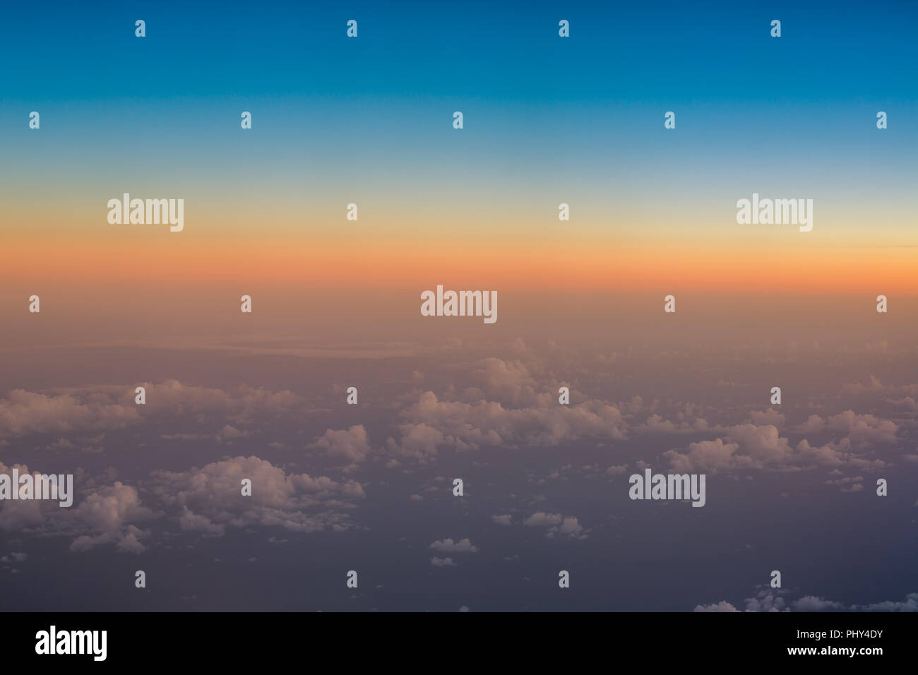 Über den Wolken. Blick aus dem Flugzeug Stockfoto