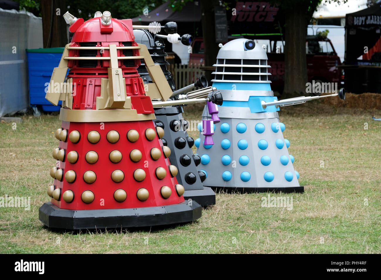 Daleks, eine fiktive außerirdische Rasse von Mutanten, die Sterne in der Science-Fiction-Fernsehserie Doctor Who an der Weyfest Music Festival, T Stockfoto