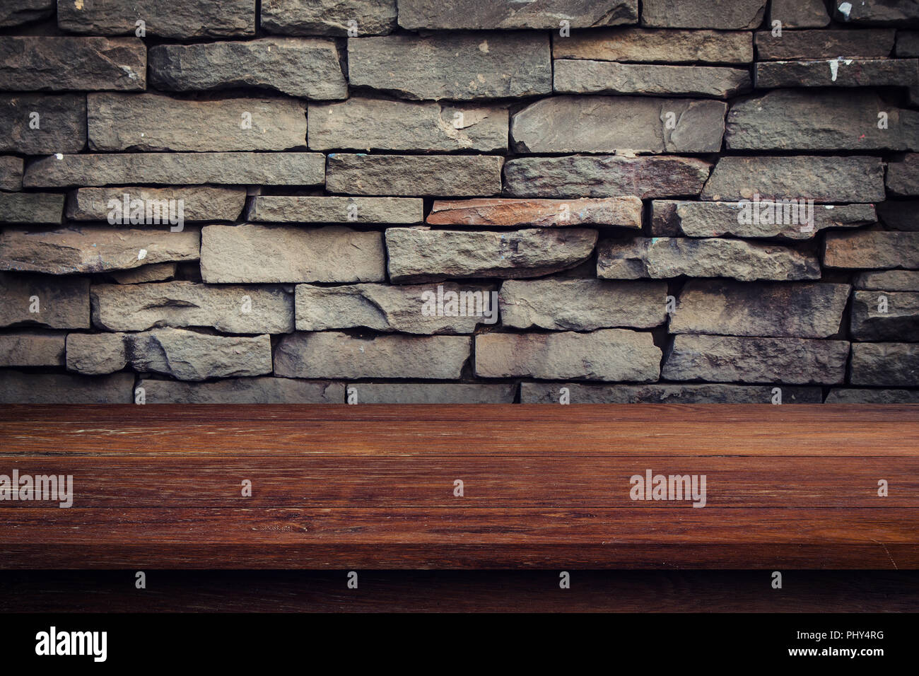 Leere Holz Tisch und grunge Ziegel an der Wand und am Display Montage für Produkt. Stockfoto