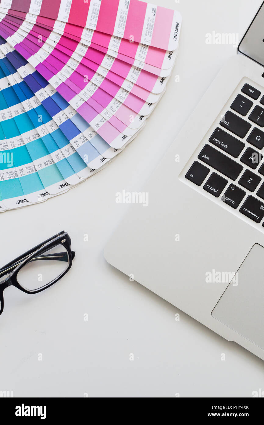 Grafik Designer Schreibtisch mit Laptop, Gläser und Pantone Color Swatch  Book Stockfotografie - Alamy