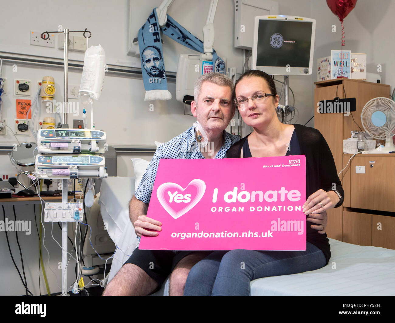 Gareth Evans, 45, aus Stockport, mit seiner Frau Danielle in Wythenshawe Hospital in Manchester. Herr Evans, der auf das Herz Transplantation Warteliste seit Februar 2009 wurde, mehr als jeder andere in der UK, ist attraktiv für Leute, die sich der Organspender registrieren zu verbinden. Stockfoto