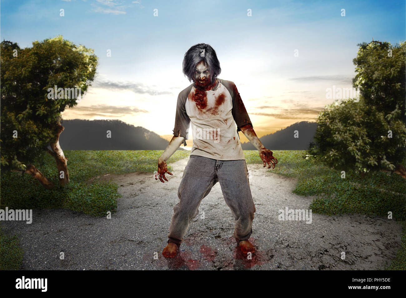 Wütende zombie Mann mit blutigen Händen stand im Freien. Halloween Konzept Stockfoto