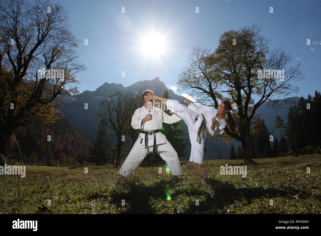 Mitglieder der Karate Club München USC zeigen ihren Sport an der grossen Ahorn Boden im Karwendel Alpen, Österreich Stockfoto