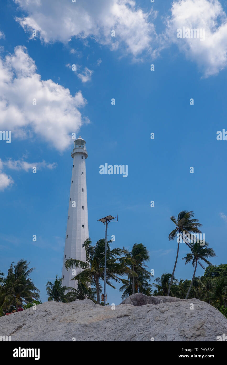 Leuchtturm gegen blauen Wolkenhimmel auf einer kleinen Insel in Belitung, Indonesien Stockfoto