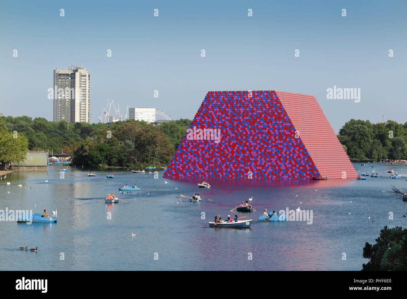 Schwebende Skulptur im Hyde Park Serpentine von bulgarischen artis Christo. Von 7506 Barrel Öl gebaut Stockfoto