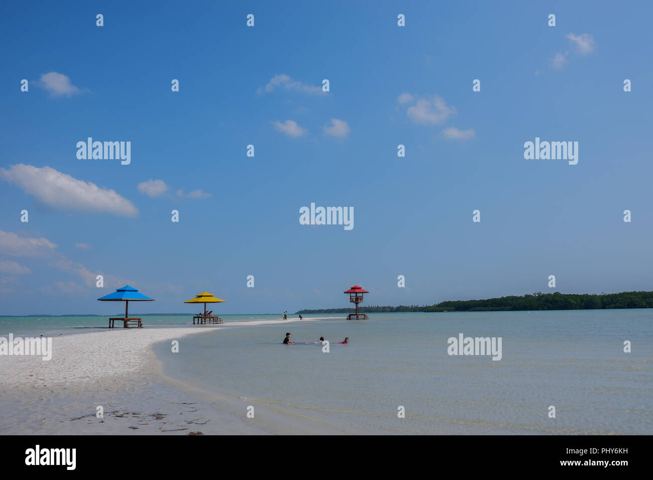 Schöner weißer Sandstrand unter blauem Himmel auf Belitung Island, Indonesien. Schöner Strand mit ruhigen Wellen, perfekt für Reiseziele Stockfoto