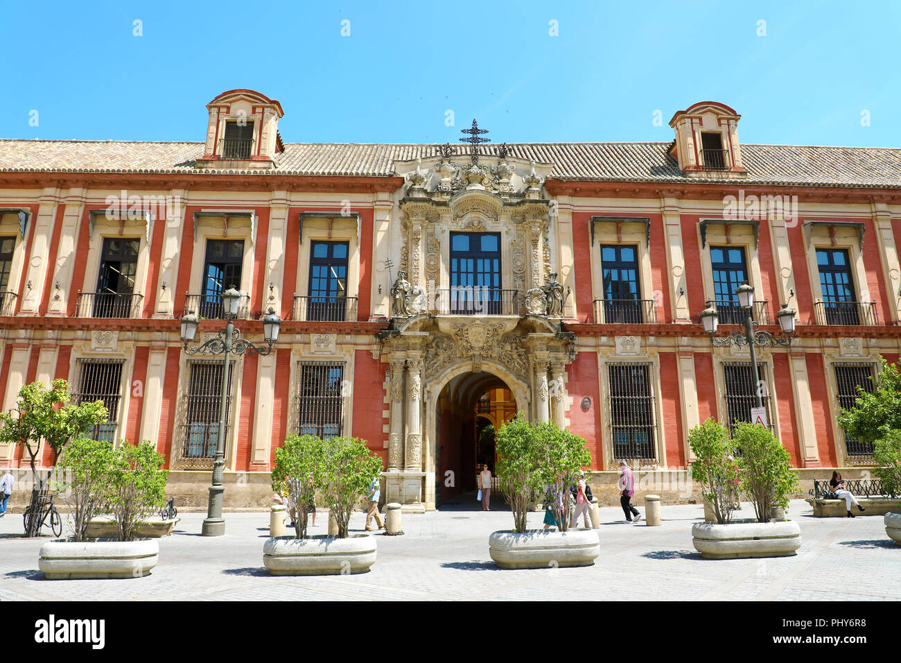 Sevilla, Spanien - 14. JUNI 2018: Erzbischof's Palace in Plaza Virgen de los Reyes Square, Sevilla Stockfoto